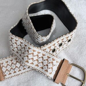 WOMENS WHITE SUPER CUTE BELT SIZE 36 INCHES SEE PICS FOR DETAILS
